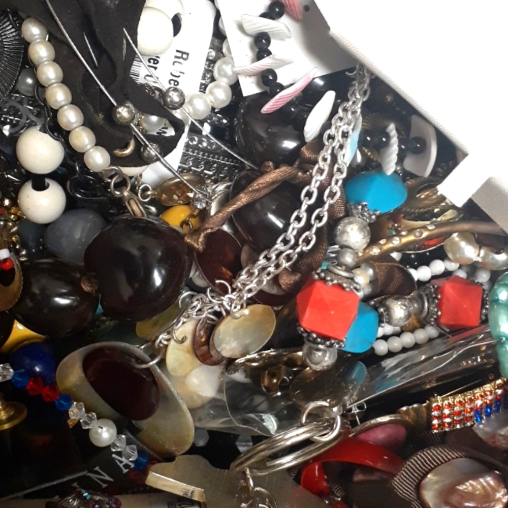 8 lb lot of Jewelry Unsearched